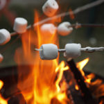 Afbeelding van geroosterde mashmallows tijdens een kampvuur